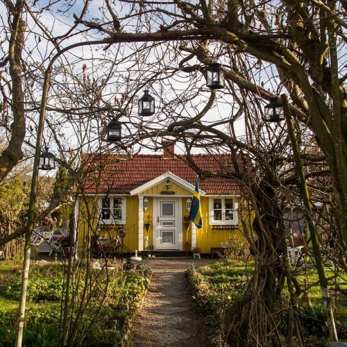 «Низкий дом с голубыми ставнями…», анализ стихотворения Есенина