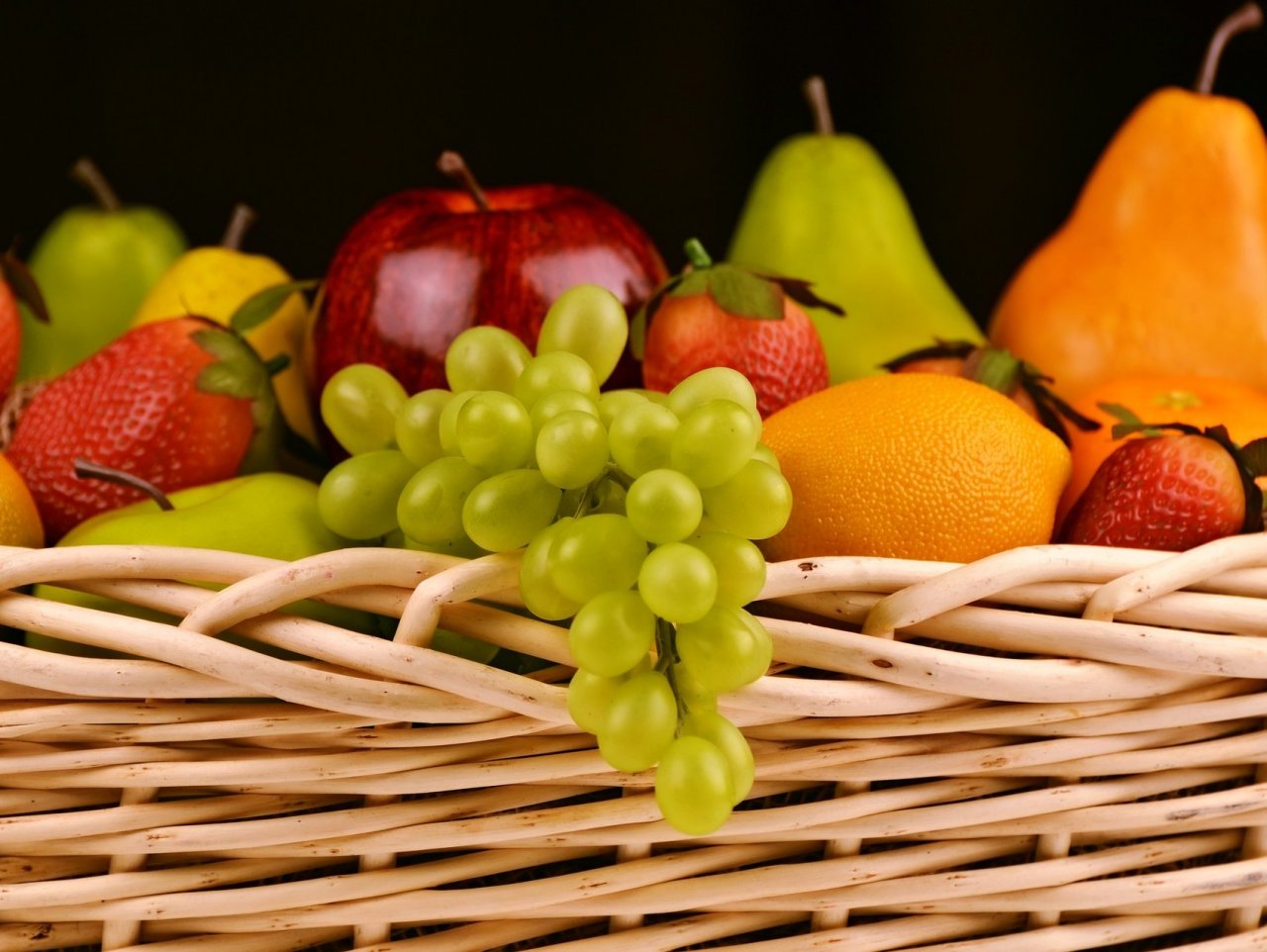 Пазл «Спелые фрукты в корзине»