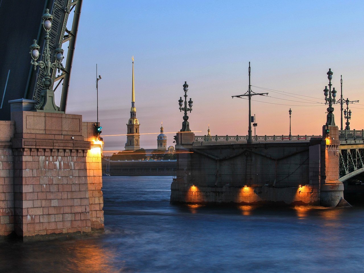 Вид на Троицкий мост с Петровской набережной