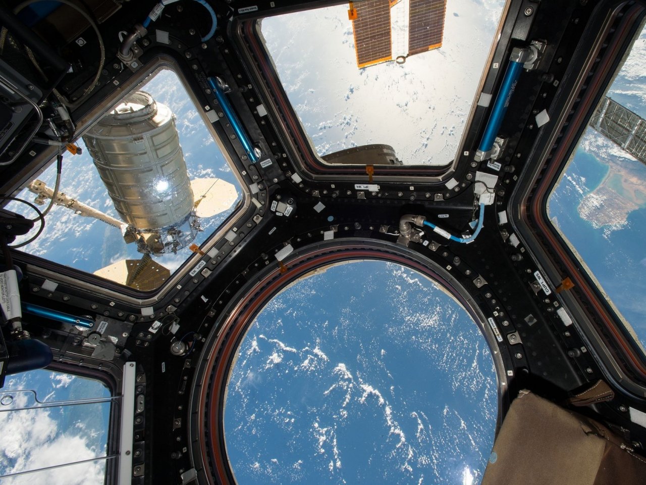 Вид из иллюминатора космического корабля