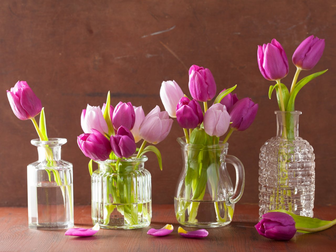 Тюльпаны в воде как сохранить букет. Тюльпаны в вазе. Тюльпаны в стеклянной вазе. Розовые тюльпаны в стеклянной вазе. Ваза с тюльпанами.
