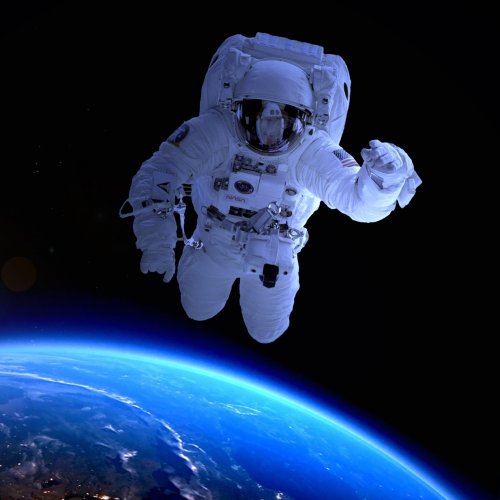 Пазл «Космонавт в открытом космосе»