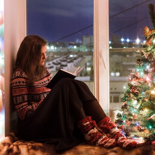 Пазл «Девушка читает книгу на Новый Год»