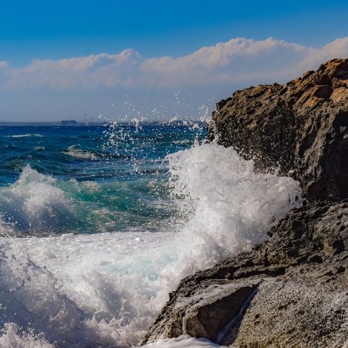 Пазл онлайн: Скалистый берег Средиземного моря