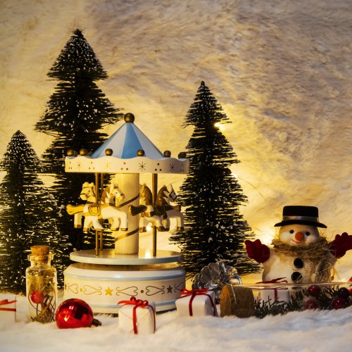 Пазл онлайн: Новогодняя композиция с каруселью и снеговиком
