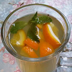 Зеленый чай с соком манго, мандаринами, мятой и мёдом