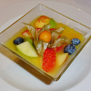 Фруктовый салат с клубникой, голубикой, яблоками и соком манго