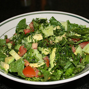Овощной салат с помидорами, огурцами, зеленью и оливковым маслом