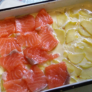 Картофельная запеканка с лососем